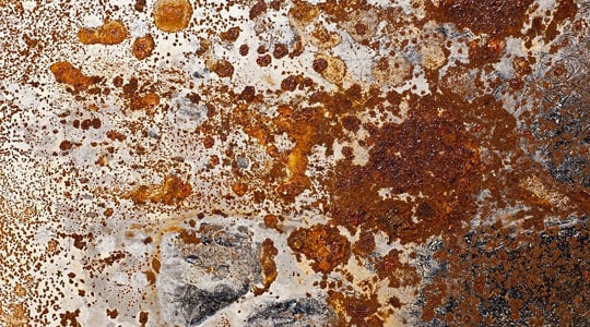 Pieza de acero con superficie deteriorada producto de la corrosión