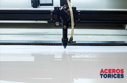 corte de una lamina de acrilico Máquina láser cortando moldes numéricos en acrílico