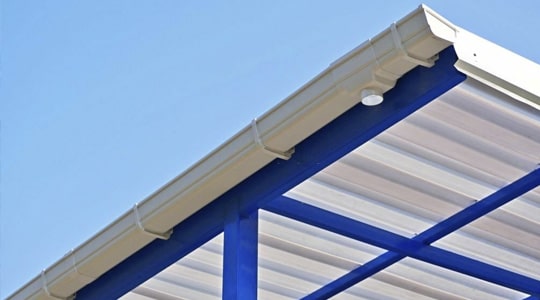 Estructura para techo en color azul con cubierta de láminas de acrílico
