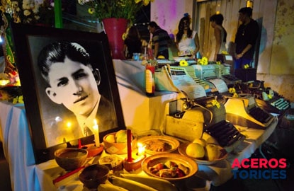 ofrenda con la fotogtrafia de un joven Ofrenda con la fotografía de un joven usada en el Día de los muertos