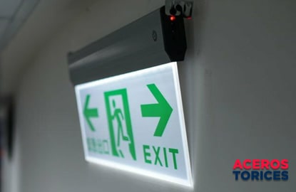rotulo fabricado con acrilico Tablero salida de emergencia diseñado con acrílico