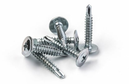 Tornillos autorroscantes colocados sobre un fondo blanco