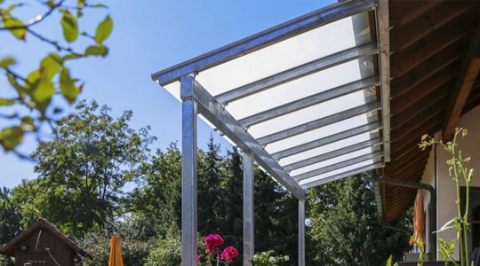 Terraza con techo de lámina traslúcida