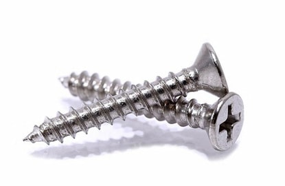 Dos tornillos de apariencia avellanada