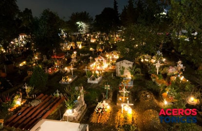 vista area de un cementerio en el dia de los muertos Vista áerea de un panteón en el Día de los muertos en México