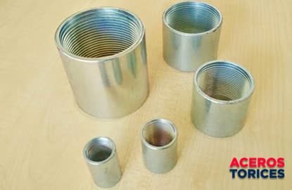 algunas muestras de coples galvanizados Cinco diferentes coples galvanizados de diferentes tamaños