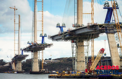 construccion de un puente sobre un rio Construcción del puente Queensferry para cruzar el río Firth