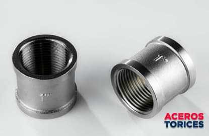 dos acoplamientos regulares galvanizados Coples galvanizados de tamaño regular