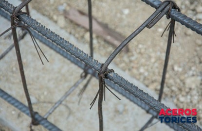 estribos de acero amarrados a un castillo en construccion Estribos de acero amarrados a un castillo en construcción