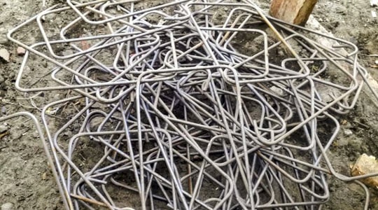 Diversos estribos de construcción apilados unos sobre otros