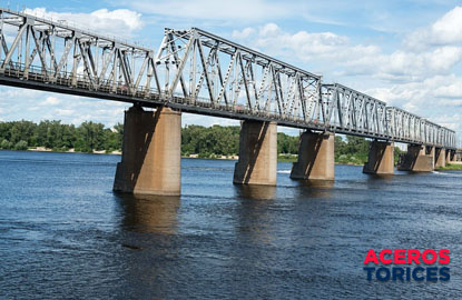 puente de vigas isostatico sobre un rio Puente de vigas isostático atravesando un río