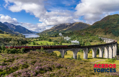 viaducto disenado para el paso de una locomotora Viaducto de Glenfinnan en Escocia