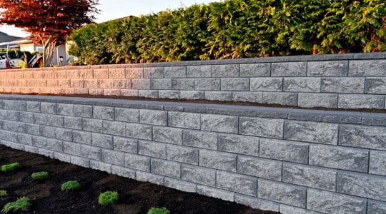 Barda perimetral instalada en un jardín
