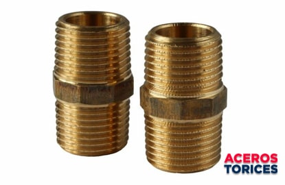 dos niples de bronce Dos niples fabricados con bronce en un fondo blanco
