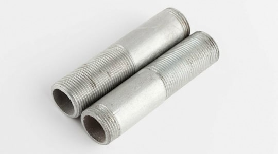 Dos niples galvanizados sobre un fondo blanco