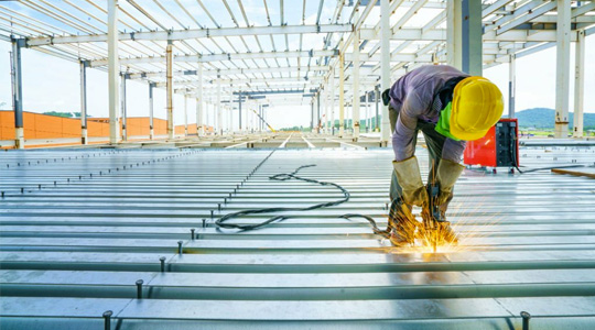 Hombre instalando un entrepiso metálico en una construcción