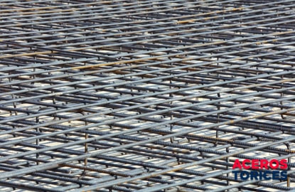 malla–de acero electrosoldada usada en construccion Malla de acero electrosoldada instalada en una construcción