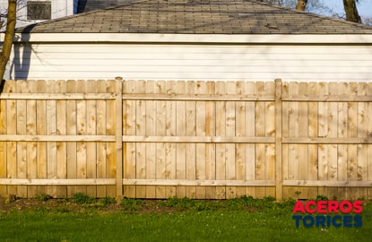muro de madera instalado en un jardin Muro de madera ubicado en el jardín de una casa