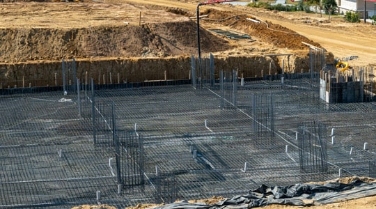 Acero de refuerzo empleado como parte de los cimientos de una construcción
