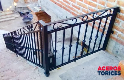 barandal de herreria para escaleras Barandal de herrería instalado sobre unas escaleras exteriores