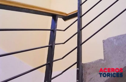 barandal minimalista hecho de madera solera y barras de acero Barandal con estilo minimalista fabricado con madera, soleras y barras de acero