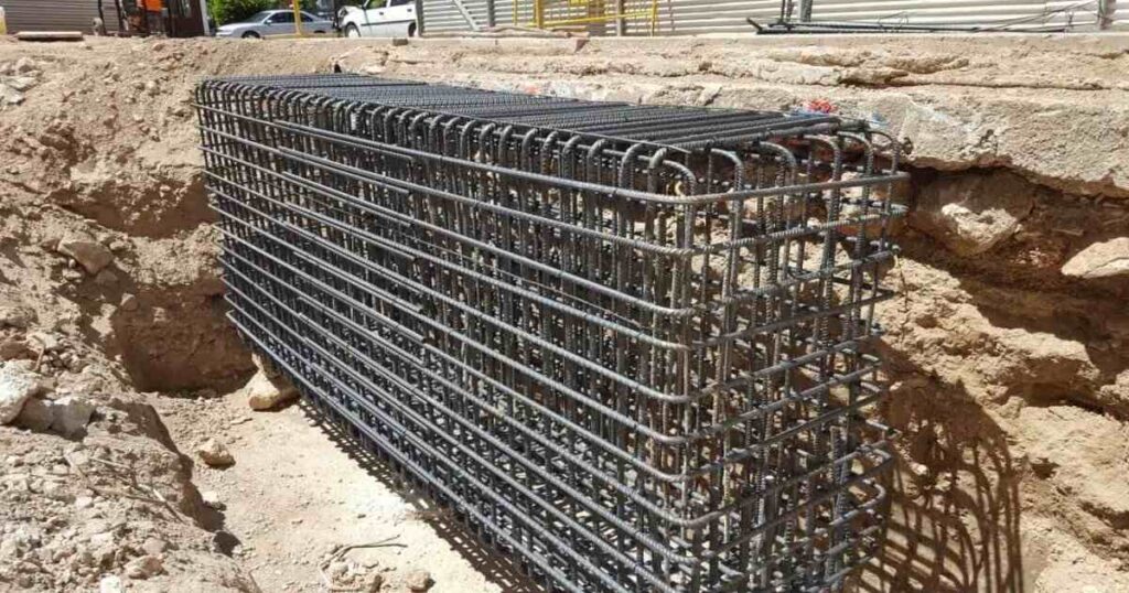 estructura de acero de refuerzo encepado construccio 1 Estructura de varillas de acero de refuerzo en encepado de cimentación