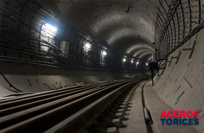interior de un tunel revestido con concreto lanzado Interior de un túnel con concreto lanzado