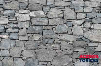 Pared hecha con piedras como principal producto sustentable