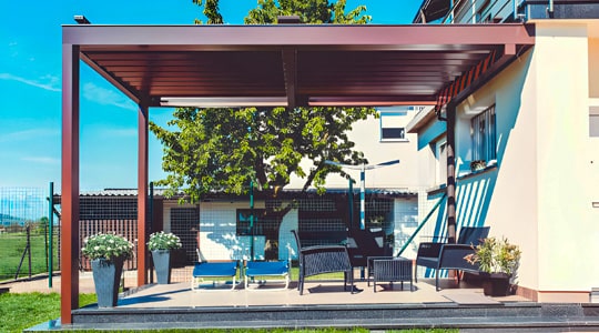 Pérgola de metal instalada en un jardín