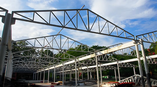 Cabrillas de acero en la construcción de una bodega