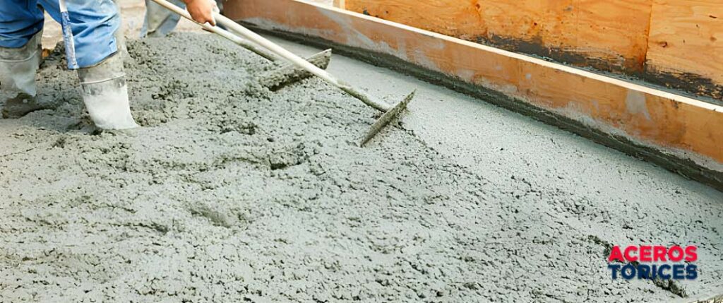 trabajadores aplanando la mezcla de concreto Trabajadores aplanando la mezcla de concreto