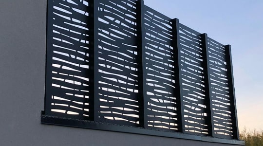 Celosías metálicas decorativas colocadas en el exterior