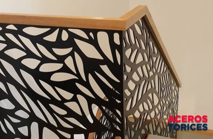 pasamanos de escalera hecha con celosia metalica pasamanos de escalera hecha con celosía metálica