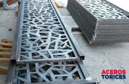 plano general de una celosia de acero recien fabricada Plano general de unas celosías de acero galvanizado recién fabricadas apiladas