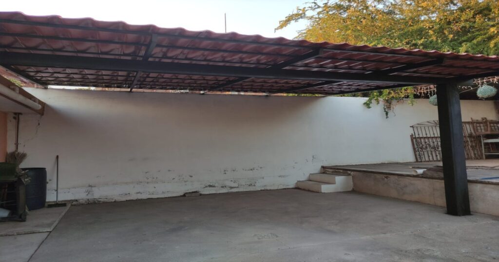 tejaban de galvateja Tejabán con Galvateja en patio residencial