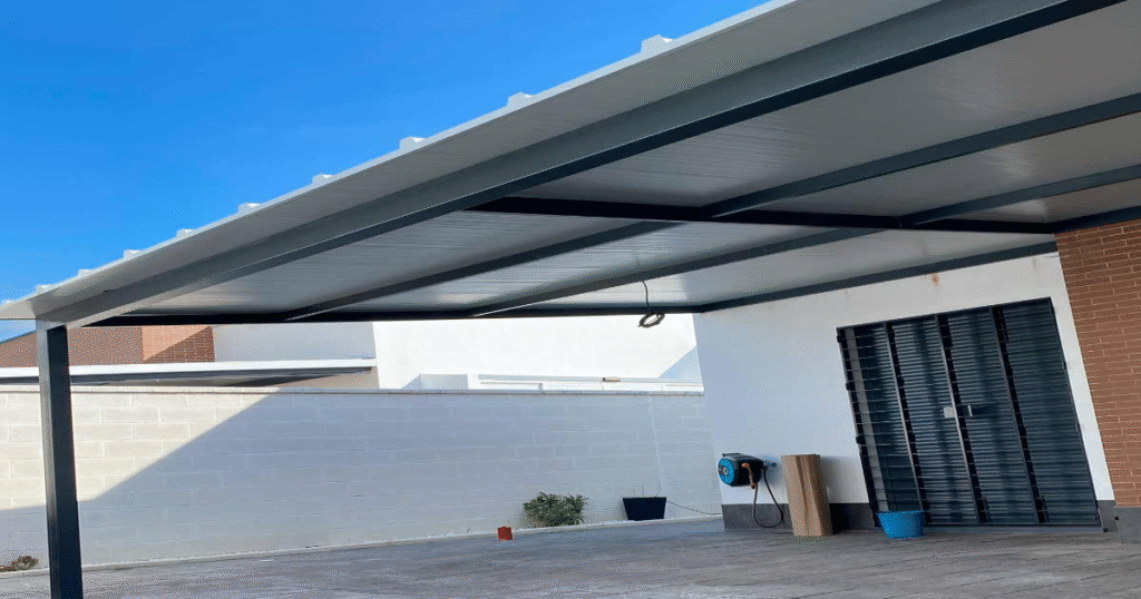 tejaban de panel aislante terraza moderna0A Tejabán de terraza con panel aislante y acabado moderno