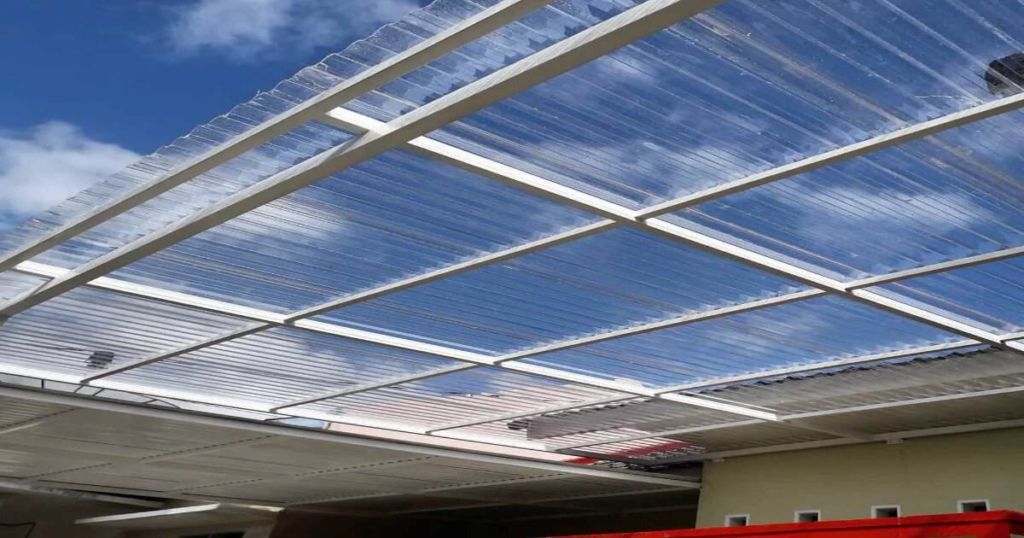 tejaban de policarbonato transparente terraza Tejabán de lámina de policarbonato transparente con estructura metálica