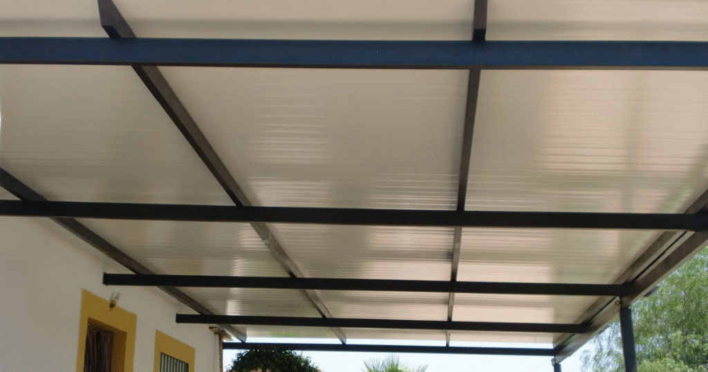 tejaban patio panel aislante 1 Estructura metálica de tejabán con panel aislante