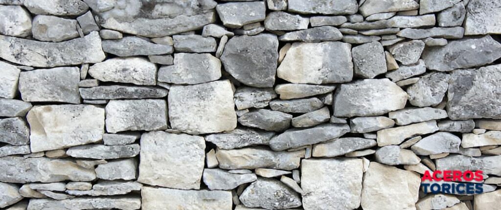 muro de mamposteria en seco con piedras anchas delgadas y ripios Muro de mampostería en seco con piedras anchas, delgadas y ripios