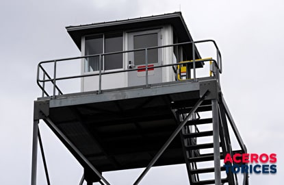 caseta de vigilancia montada sobre una plataforma Caseta de vigilancia prefabricada montada sobre una plataforma
