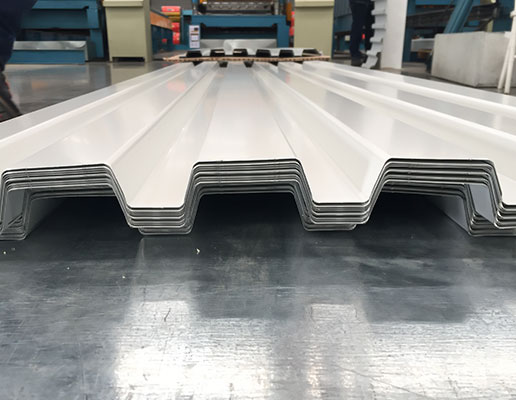 Láminas acanaladas Pintro blancas en proceso de fabricación con vista frontal