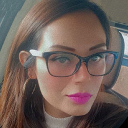 Gerente de Compras Ana García, cliente de Aceros Torices, compartiendo su testimonio de una buena experiencia