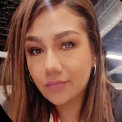 Gerente de Operaciones Mariana Torres, cliente profesional de Aceros Torices, compartiendo su testimonio de una buena experiencia