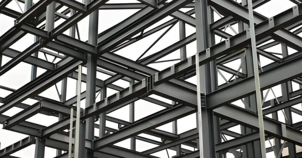 estructura de acero en el sitio de construccion Estructura de acero en el sitio de construcción