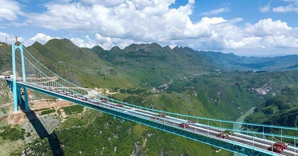 panoramica del puente del canon huajiang Vista panorámica del paisaje y puente del Cañón Huajiang