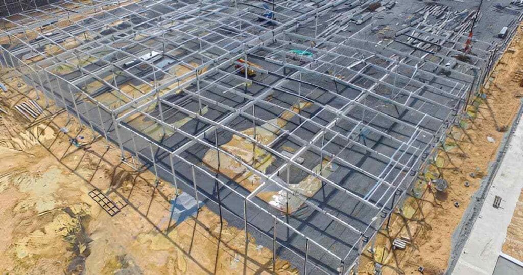 toma aerea de estructura metalica para nave industrial Toma aérea de estructura metálica en construcción