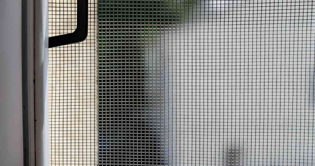 plano detalle de una malla mosquitera en una ventana Plano detalle de una malla mosquitera instalada en una ventana