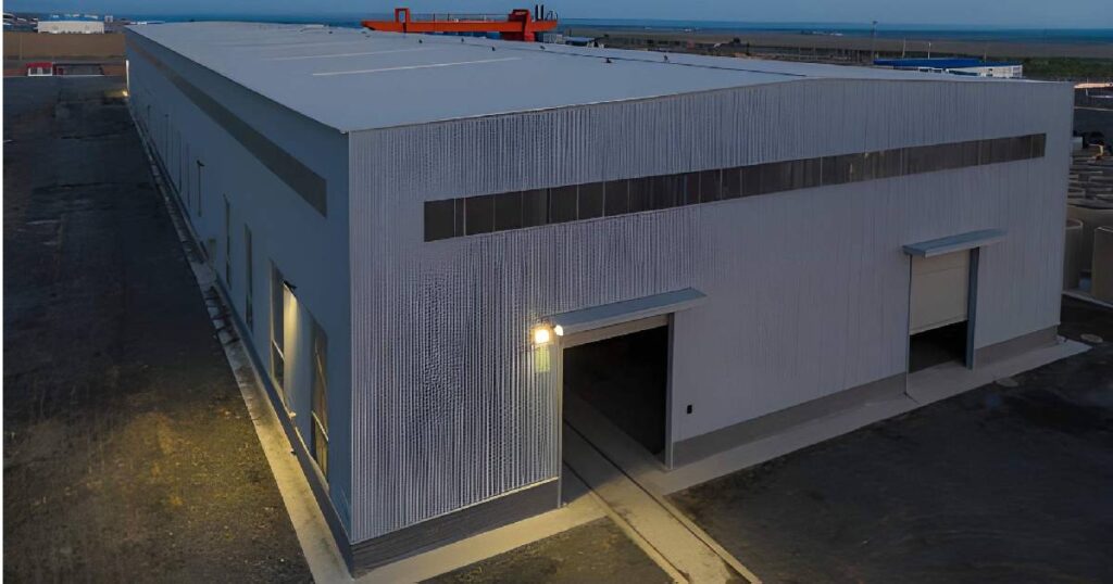 Bodega hecha con laminas acanaladas Bodega industrial construida con láminas acanaladas en Queretaro
