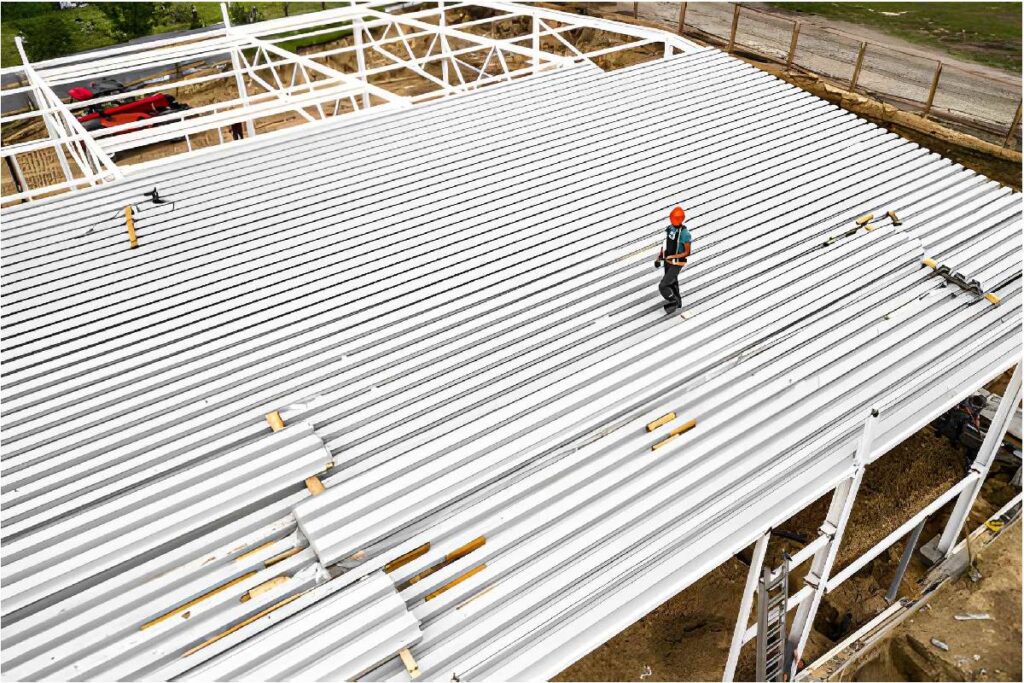Construccion de bodega con techo de lamina acanalada Construcción de bodega industrial con techo de lámina acanalada