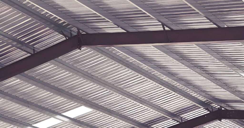 Detalle de cubierta industrial con lámina acanalada y soportes de acero